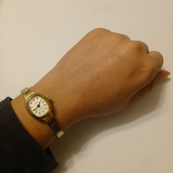 Vintage Jules Jurgensen Women\'s Gold Tone Mechanical Wristwatch France Est 1740 main image 14